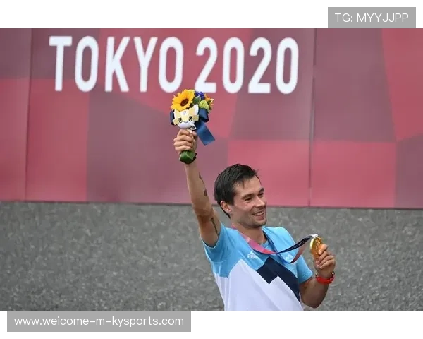 自行车少年炫技跳台飞过广告牌